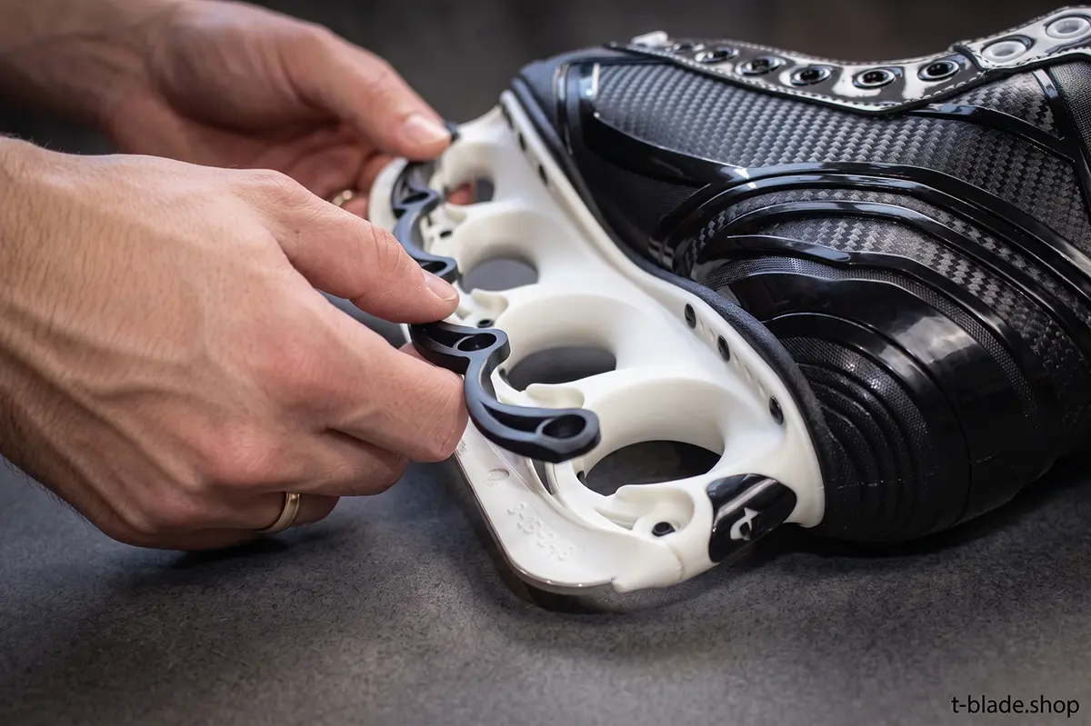 Stabilisator wird in den t-blade Holder am Schlittschuh eingesetzt